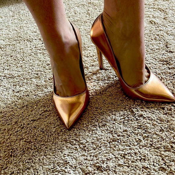Shoes - Gold Heels Size 7